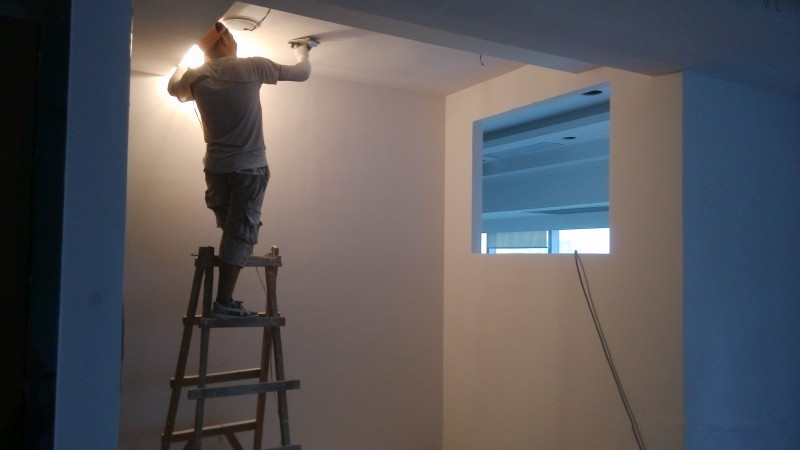 家裝時，乳膠漆涂刷好還是噴涂好？